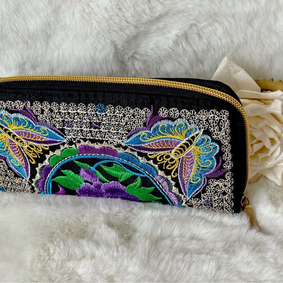 New no tag GORGEOUS EMBROIDERED WALLET with gold tone hardware 2 spots for cards - Picture 5 of 7